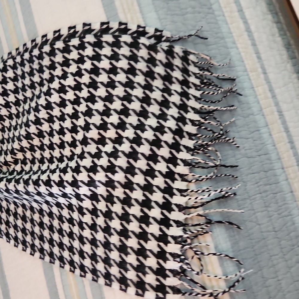 Patterned scarf - Picture 2 of 2
